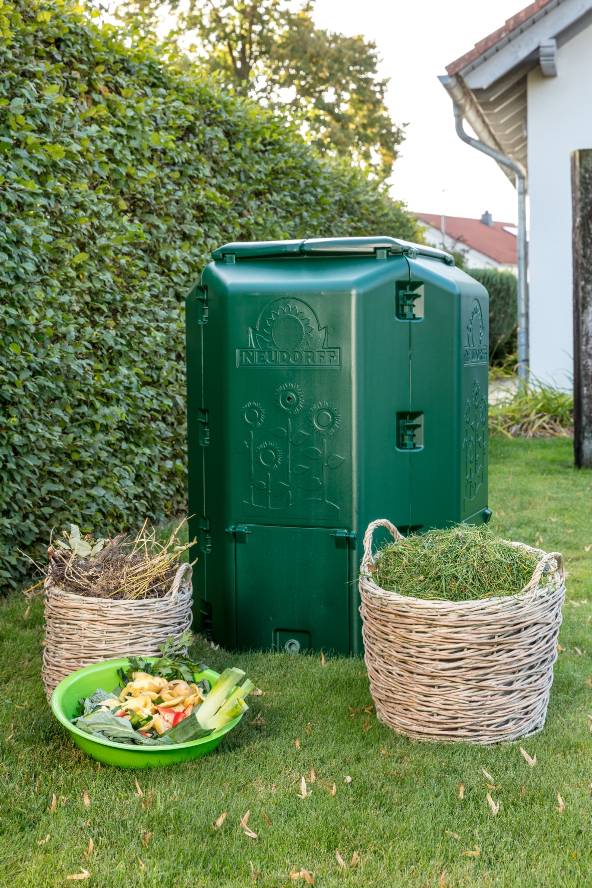 Thermokomposter „Neudorff DuoTherm“ 530 L mit davorstehenden Gartenabfällen