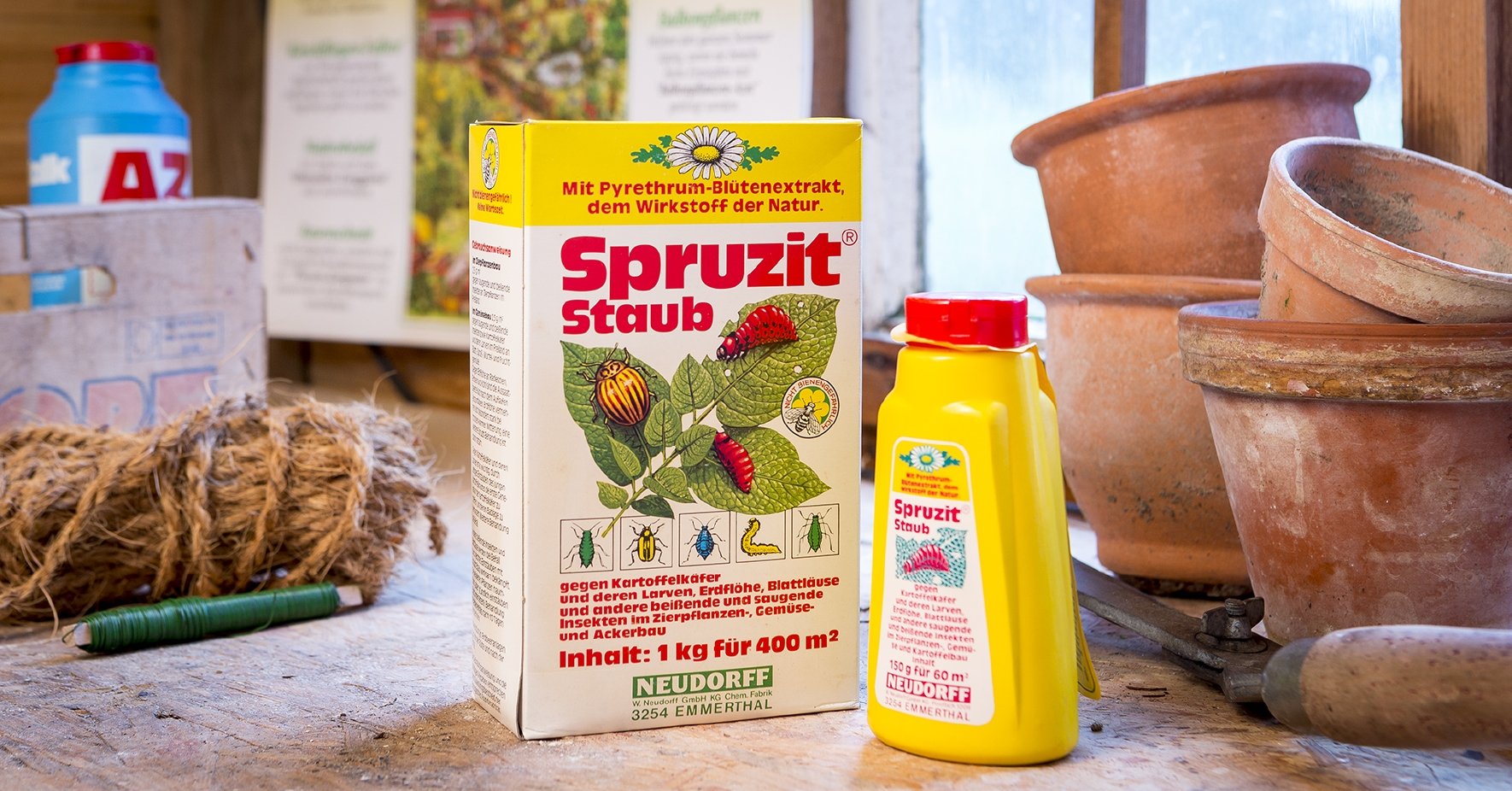Das Produkt Spruzit Staub in seiner früheren Verpackung Das Produkt Spruzit Staub in seiner früheren Verpackung