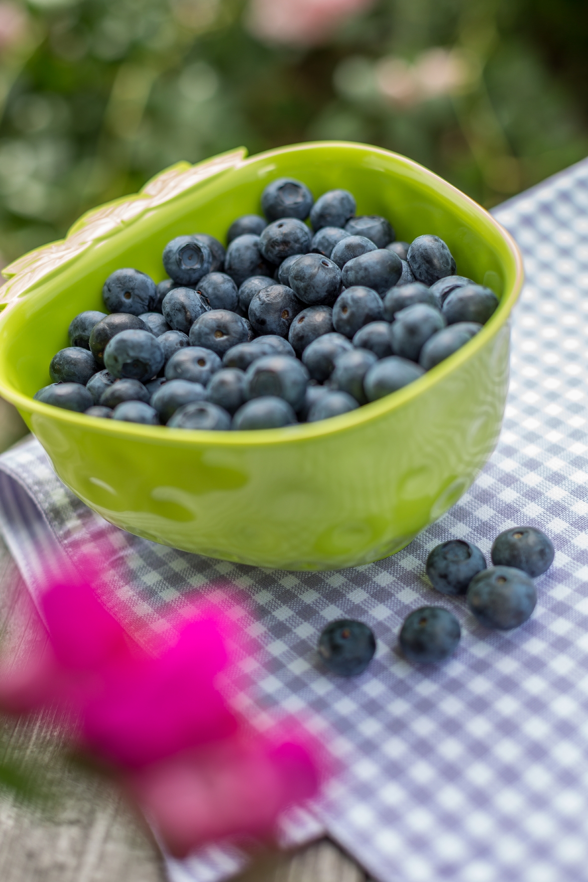 Heidelbeeren in einer grünen Schale