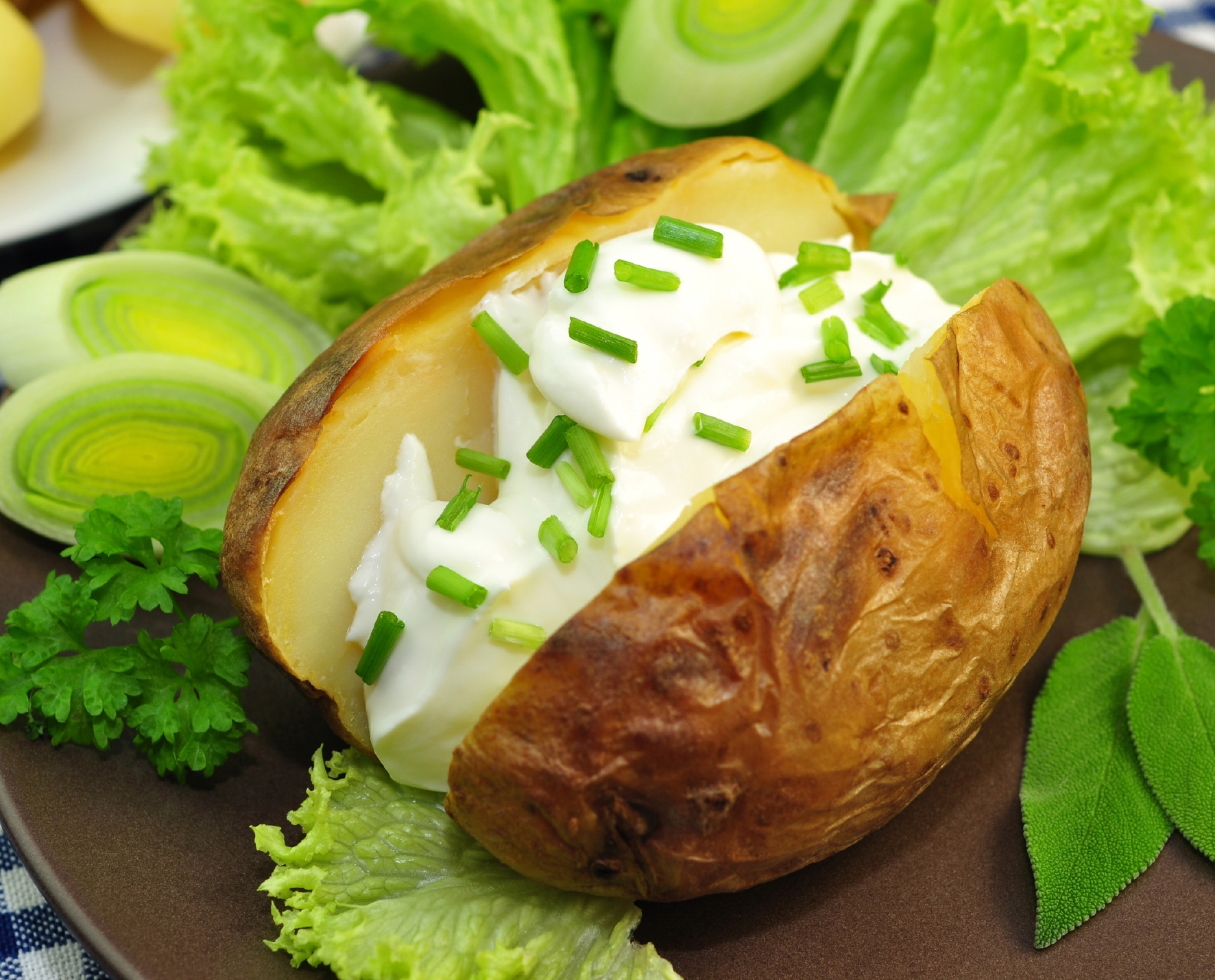 Eine Ofenkartoffel mit Quark und Salat