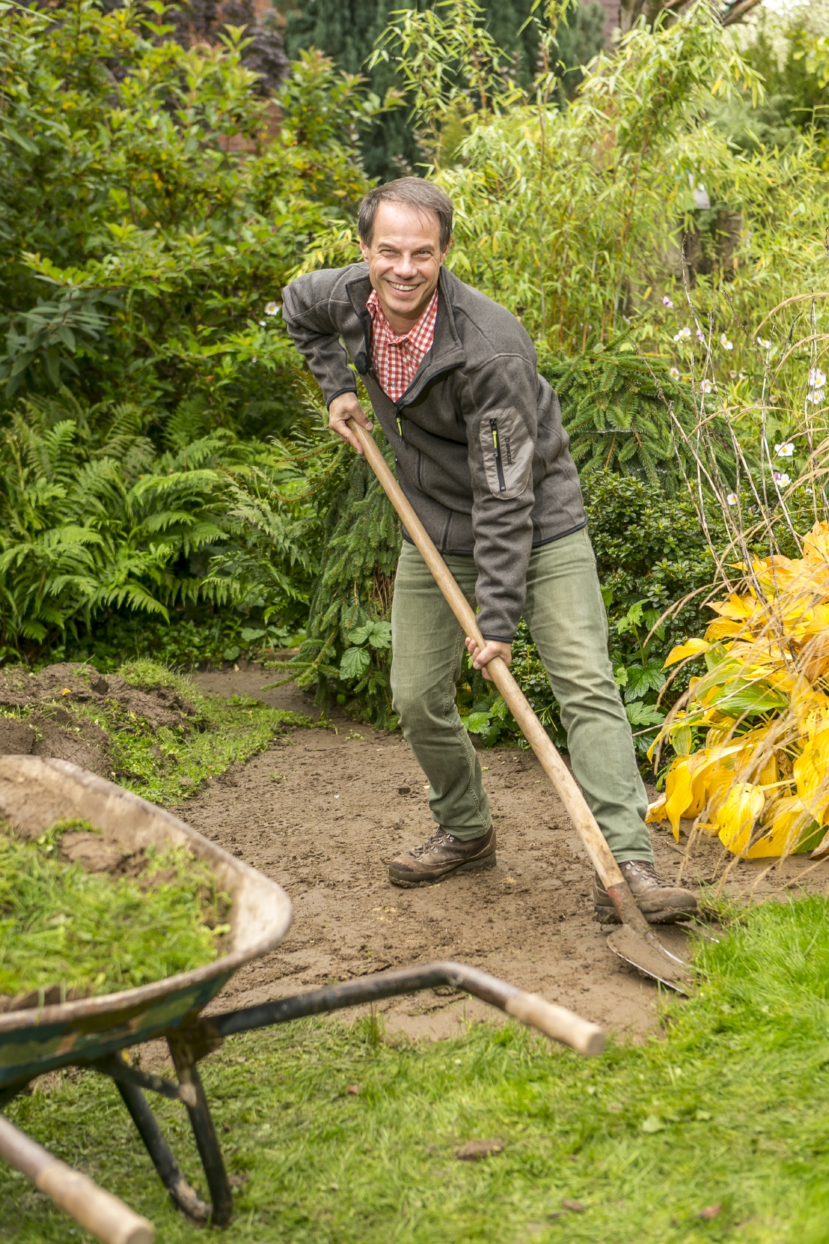 Für das eigene Hochbeet muss erst eine Fläche im Garten frei gemacht werden